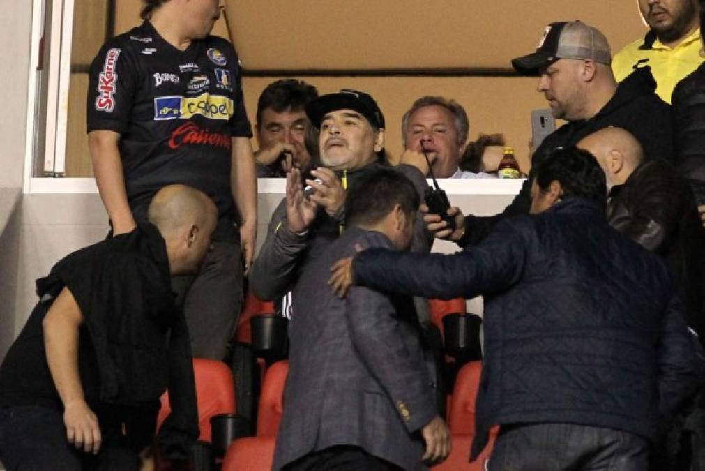 Maradona aplaudiendo a sus jugadores. Diedo no pudo coronar una gran primera temporada en México con el primer título de su carrera como entrenador.