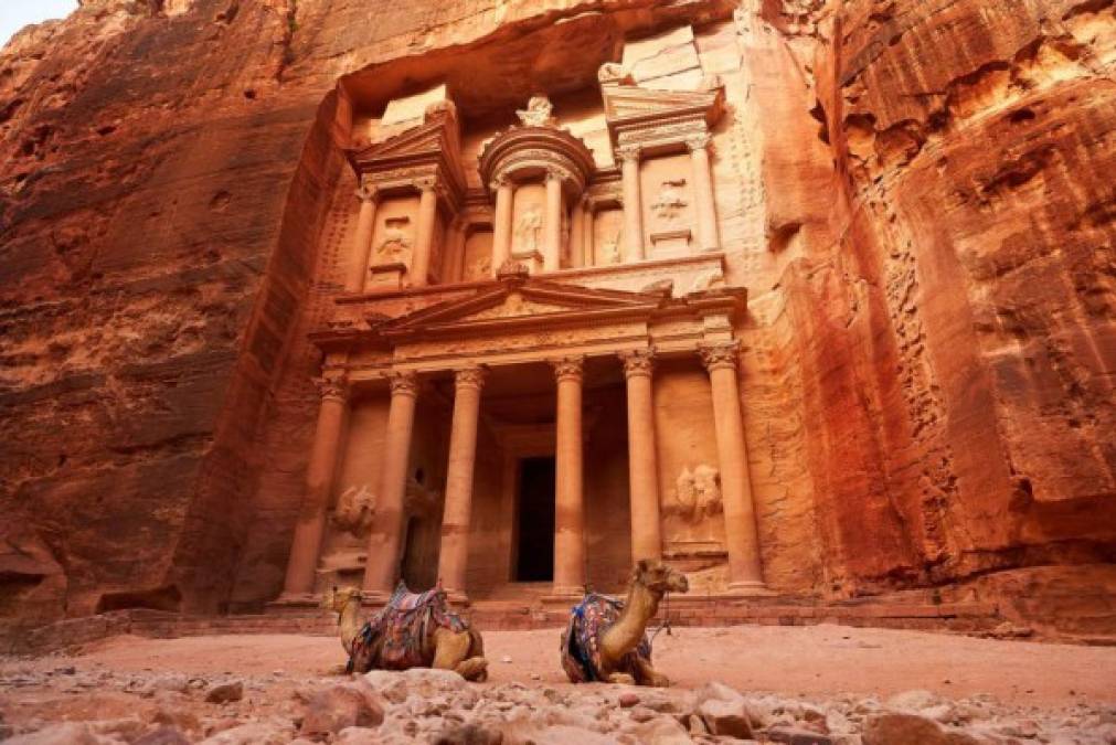 Petra, Jordania<br/><br/>Petra es la primera de las siete nuevas maravillas del Mundo Moderno. Esta ciudad de Jordania, originalmente conocida como Raqmu, es famosa por su arquitectura excavada en la roca además de por sus avanzado sistema de conductos de agua. <br/><br/>Petra, constituida posiblemente ya en el 312 a.C como la capital de los nabateos árabes, es un símbolo de Jordania, además de uno de los principales atractivos turísticos del país, más, desde que en 2007 fuese elegida como una de las 7 maravillas del mundo moderno.<br/><br/>