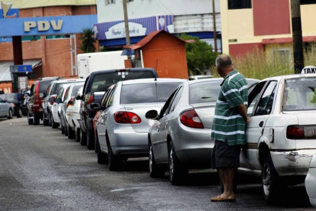 Con un dólar a la tasa del mercado paralelo (unos 2.906 bolívares, 3,8 veces más alta que la oficial) se pueden comprar 2.900 litros de la nafta de 91 octanos.