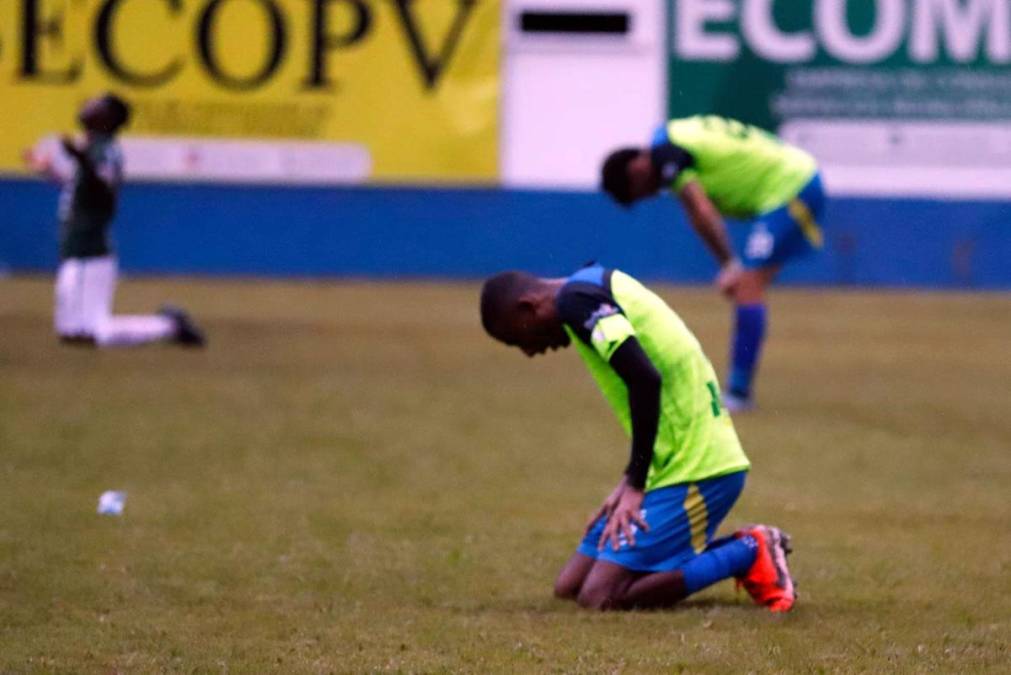 La tristeza de los jugadores del Olancho FC por la eliminación en repechaje ante Marathón.