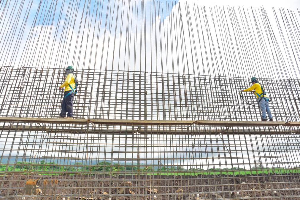 Bukele mostró en sus redes sociales un vídeo en donde se observa a muchos hombres trabajando con maquinaria pesada en un gran terreno ubicado en la zona sureste del país.