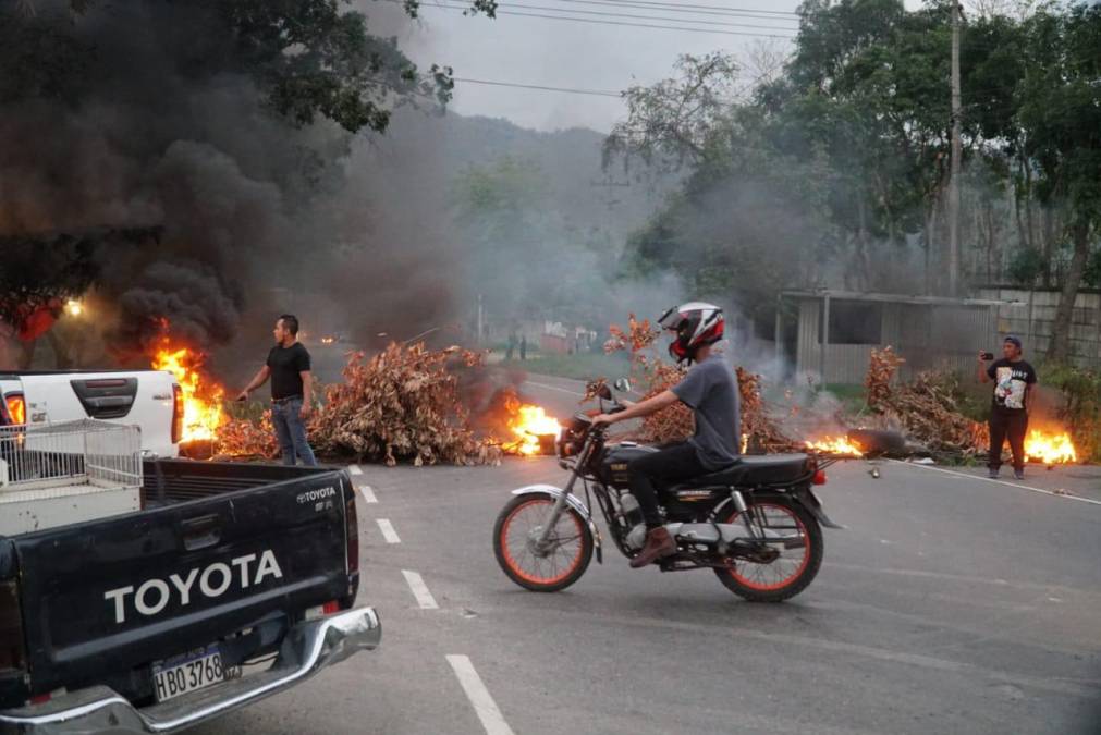 Toma de carretera en el sector Cofradía. Fotografía: La Prensa / José Cantarero. 