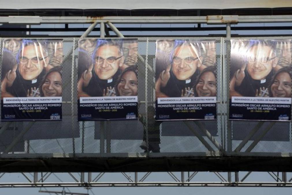 Las principales vías de la capital estaban adornadas con imágenes de Romero que en distintos idiomas dan la bienvenida a los visitantes a San Salvador.
