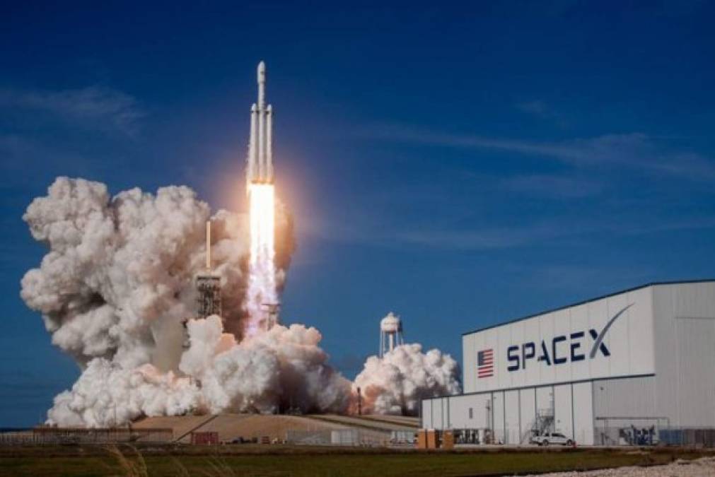 - 2008: SpaceX, una empresa privada en el espacio -<br/><br/>El 29 de septiembre de 2008, el cohete Falcon 1, de la empresa estadounidense SpaceX, se convirtió en el primer lanzador privado que alcanzó la órbita terrestre.<br/><br/>En mayo de 2012, la compañía californiana fue la primera en enviar una nave privada -su cápsula Dragon- hacia la ISS.