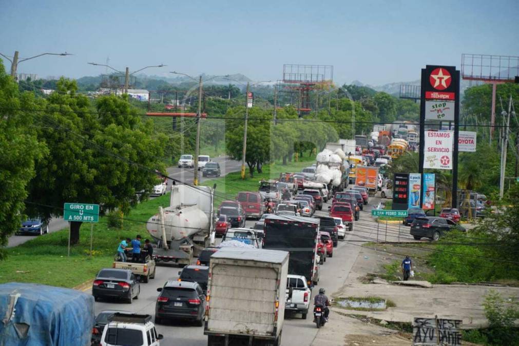 Caos vial en la CA-13-Bulevar del este, en la entrada a San Pedro Sula. Fotografía: La Prensa / José Cantarero.