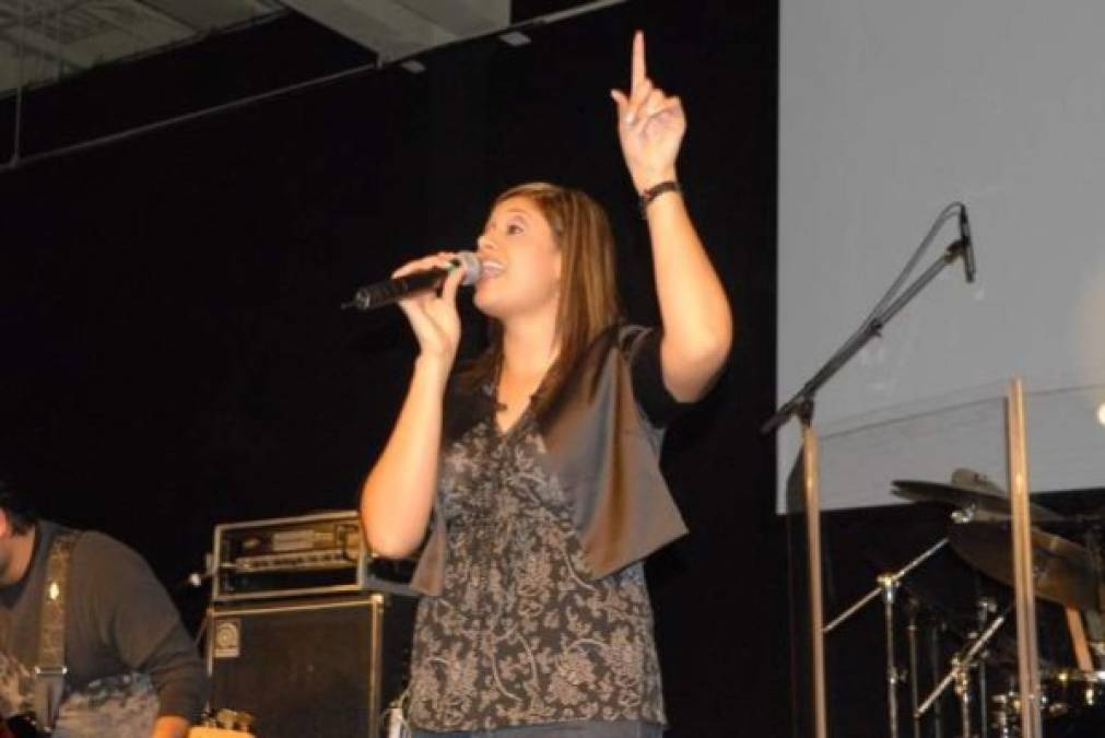 La cantante cristiana tuvo la oportunidad de conocer al famoso Jesús Adrián Romero y este la invitó a formar parte de su sello discográfico 'Vástago Producciones'. La carrera de Marcela estaba a punto de despegar y ella estaba destinada a convertirse en una gran cantante.