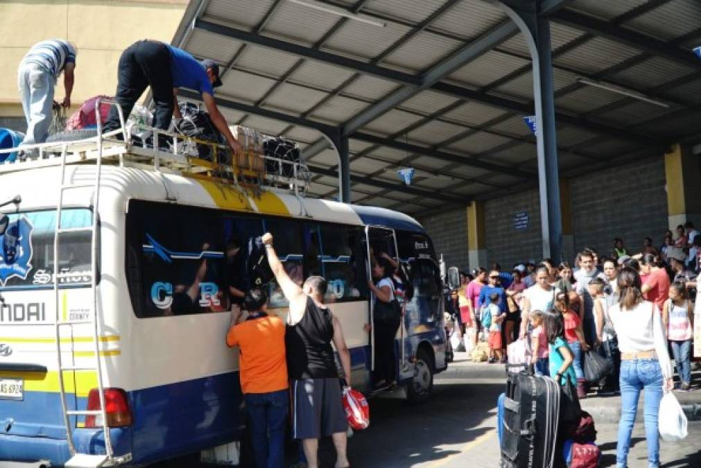 Cientos de hondureños saturaron este jueves la terminal de buses de San Pedro Sula para viajar a sus pueblos y celebrar las fiestas navideñas.