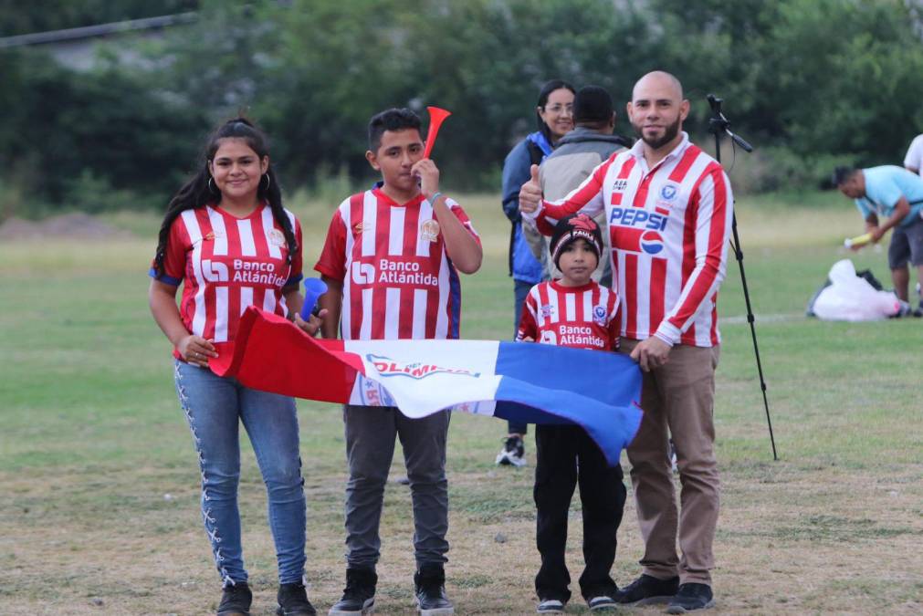 Asimismo, los seguidores del Olimpia, fieles al equipo, llegaron al Estadio Carlos Miranda para ver una nueva semifinal de su equipo en la Liga Nacional de Honduras.