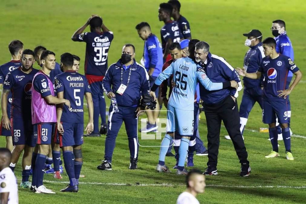 Los jugadores del Motagua se quedaron en el campo durante la coronación del Comunicaciones.