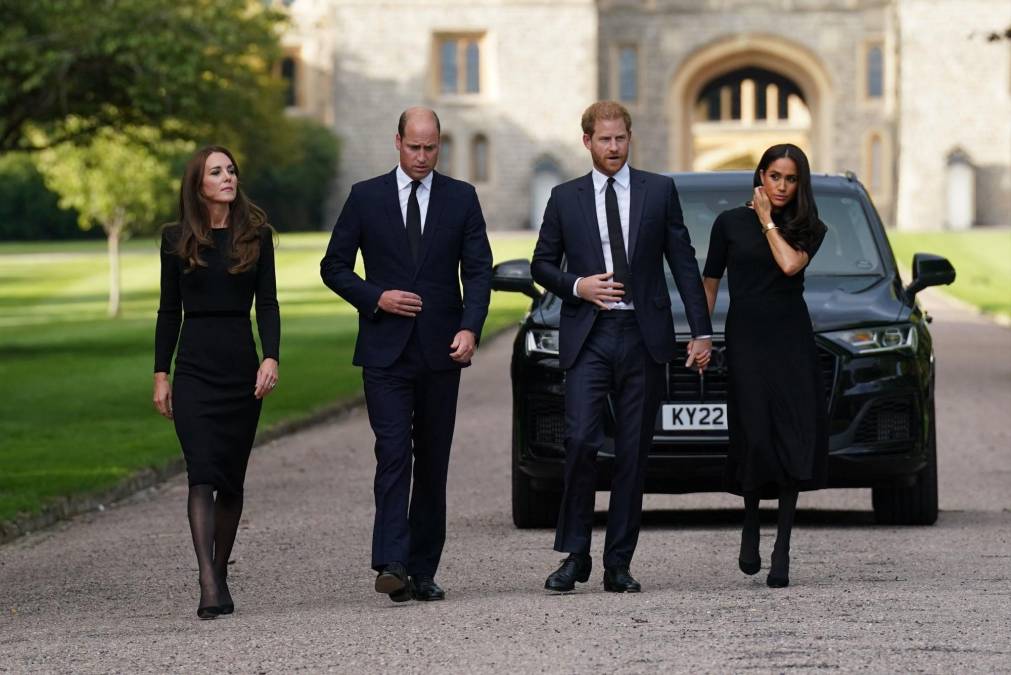 Esta es la primera vez en más de un año que los dos hermanos, hijos del rey Carlos III y nietos de la reina Isabel II, son vistos juntos, después del escándalo provocado en la familia real por la decisión de los duques de Sussex de apartarse de la monarquía a principios de 2020 para vivir en Estados Unidos y ser financieramente independientes.