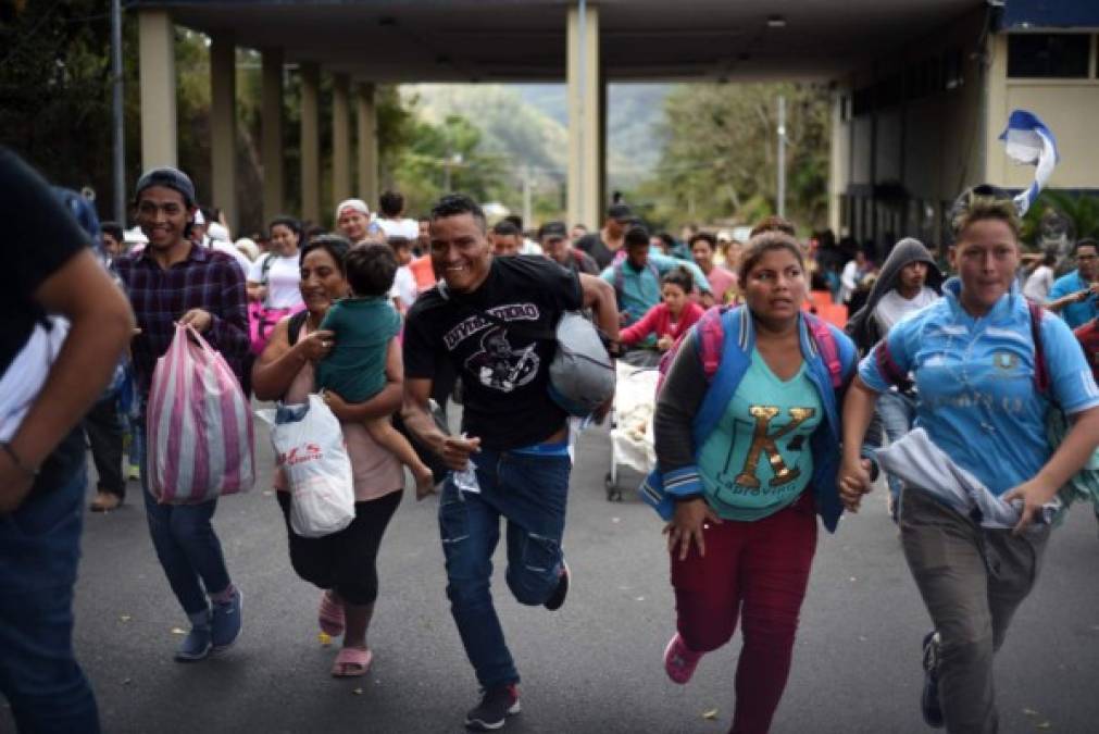 Migrantes hondureños corrieron después de pasar la aduana de Agua Caliente entre Honduras y Guatemala. Autoridades guatemaltecas contabilizaron a más de 1,000 hondureños que presentaron sus documentos para ingresar de forma legal al país.