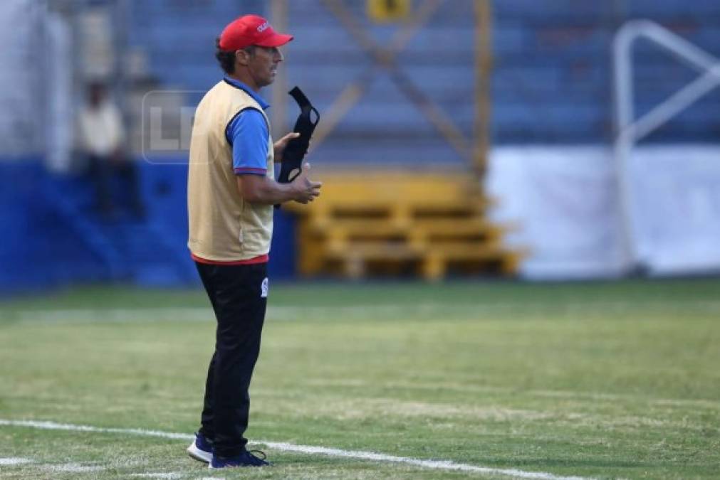 Pedro Troglio se quitó la mascarilla en un momento del partido UPN-Olimpia.