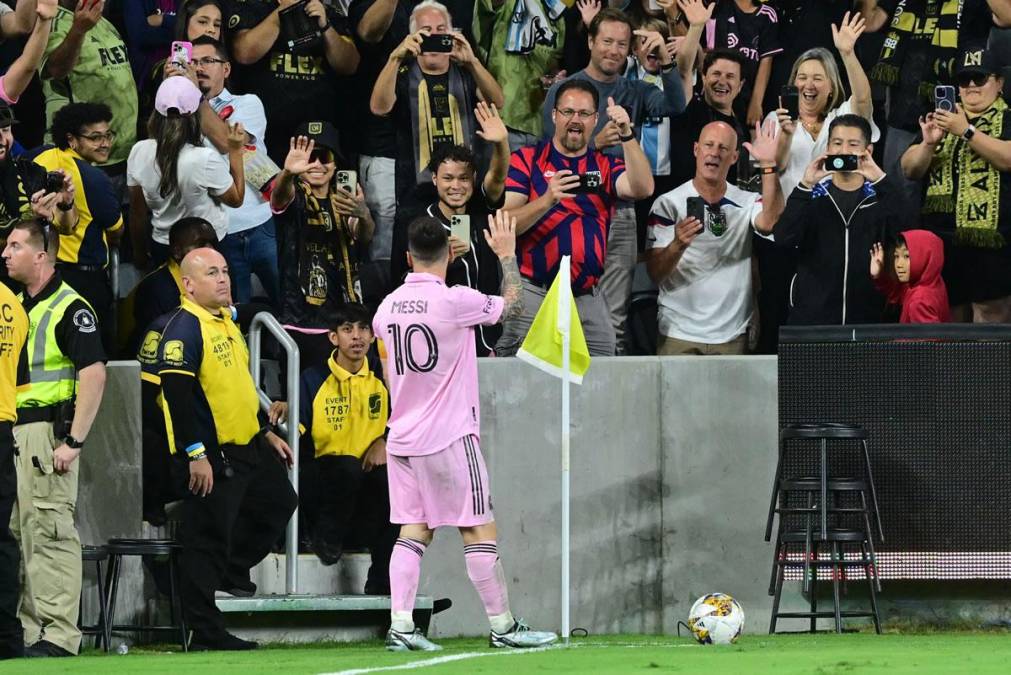 Lionel Messi saludó a los aficionados que estaban en ese sector del estadio cuando fue a cobrar un córner.