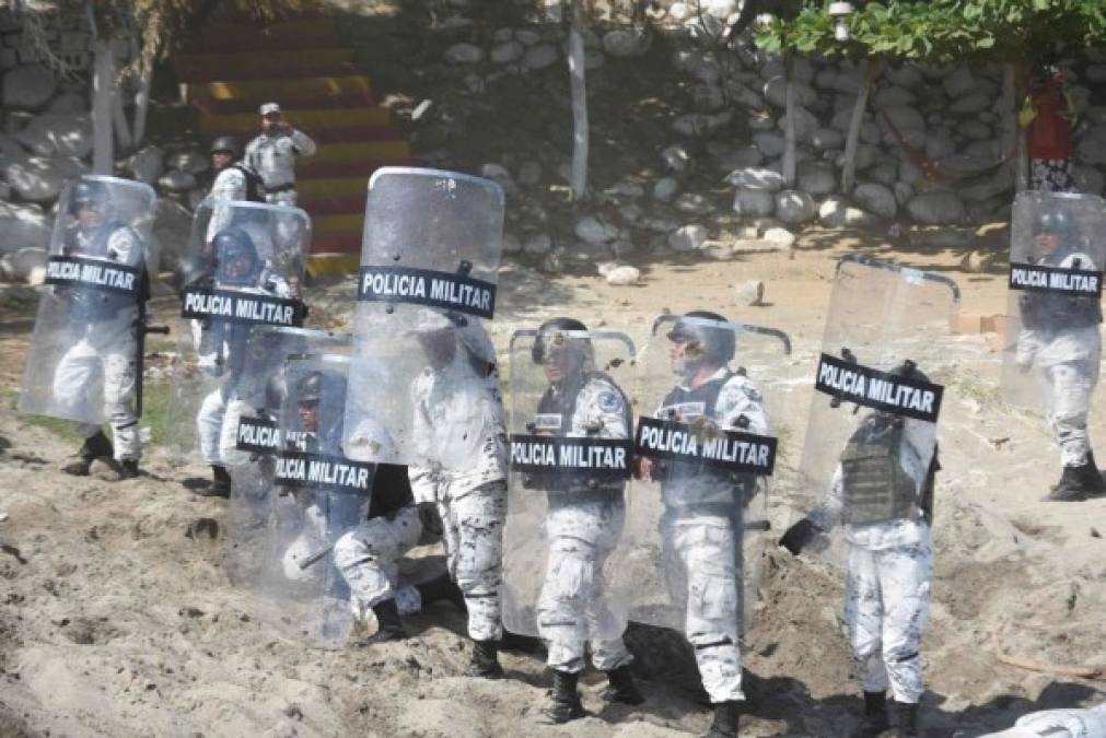 La guardia nacional formó un muro humano a las orillas del río para evitar el ingreso de los migrantes, que amedrentados decidieron regresar por cuenta propia a Guatemala,