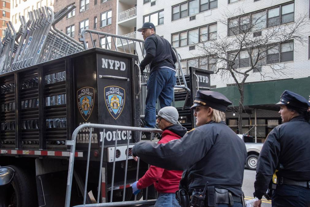 Policía desmantela protesta de inmigrantes que se negaban a abandonar hotel de lujo en Nueva York