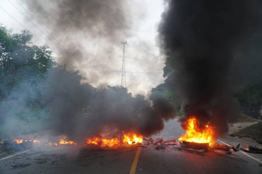 Los manifestantes quemaron llantas y colocaron escombros para detener el tráfico vehicular por todo el corredor del sector de Cofradía. Fotografía: La Prensa / José Cantarero. 