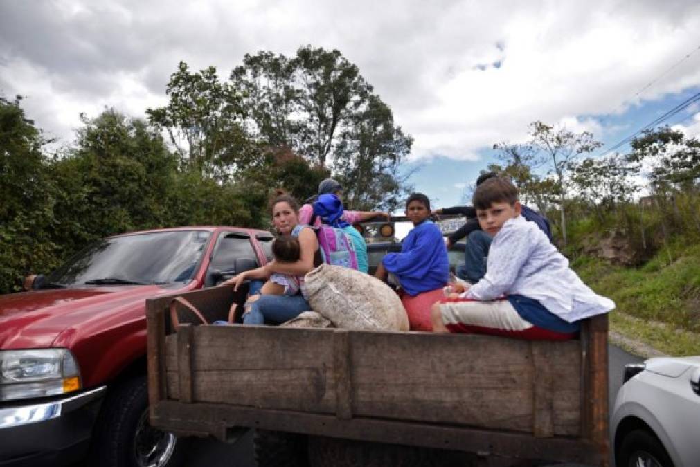 Muchas personas reciben ayuda al ser transportados por particulares a distintas partes de Guatemala.