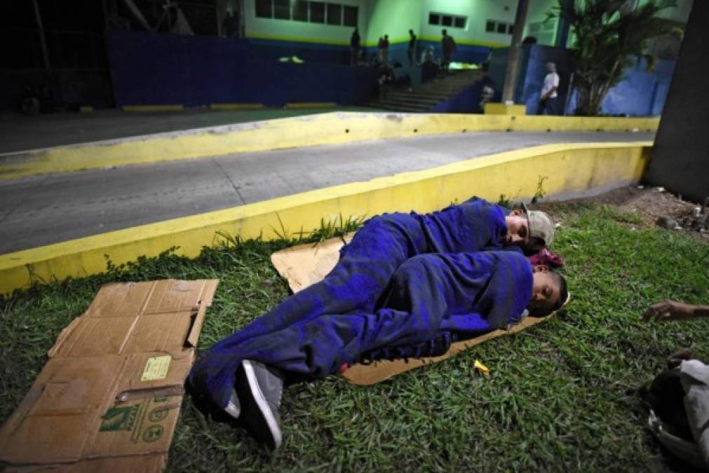 En su espera, varios hondureños durmieron cerca de la frontera para esperar al grupo completo de migrantes.