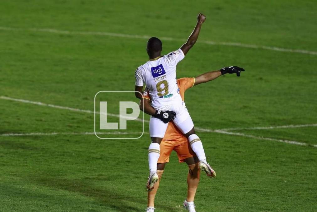 Júnior Lacayo celebrando con el portero suplente de Comunicaciones tras el final del partido.