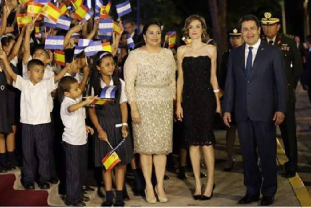 La reina lució un elegante y sobria en vestido negro. Un grupo de niños de una escuela que recibe apoyo de España estuvieron en la sede presidencial como comité de bienvenida.