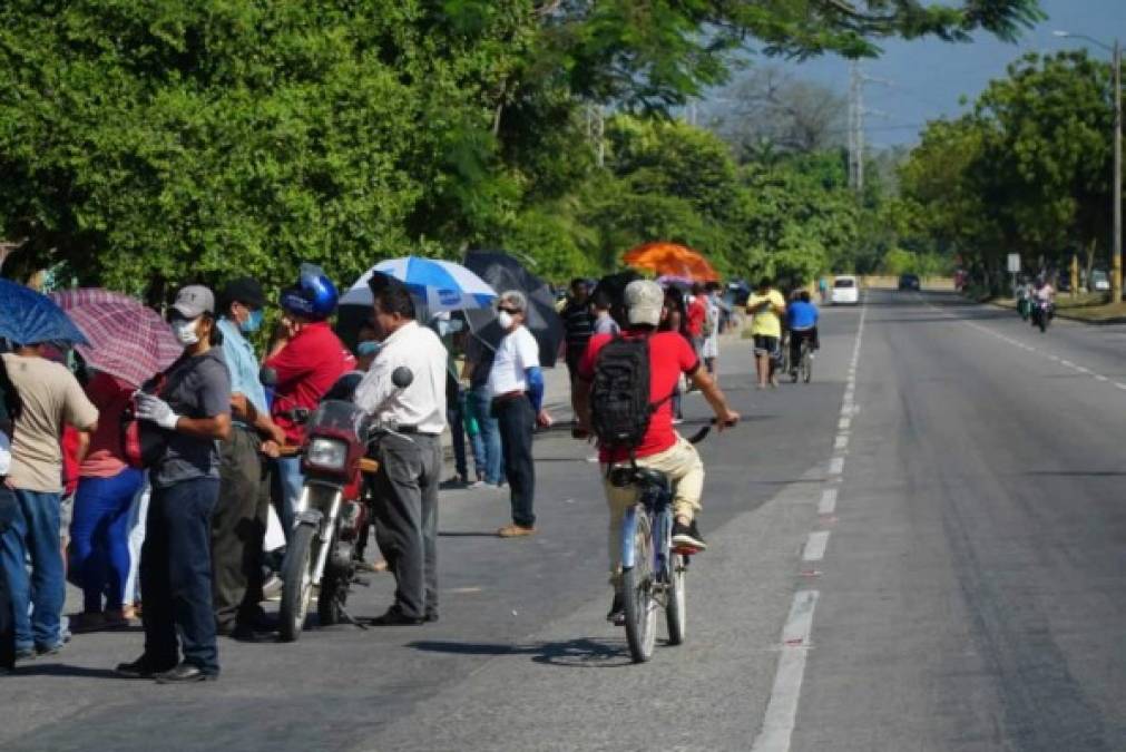 La afluencia de personas se puede ver hasta por tres cuadras en las diferentes agencias en La Ceiba. La mayoria de los habitantes llegaron a recoger remesas de sus familiares que residen en el exterior, mientras que otros a realizar pagos.<br/>