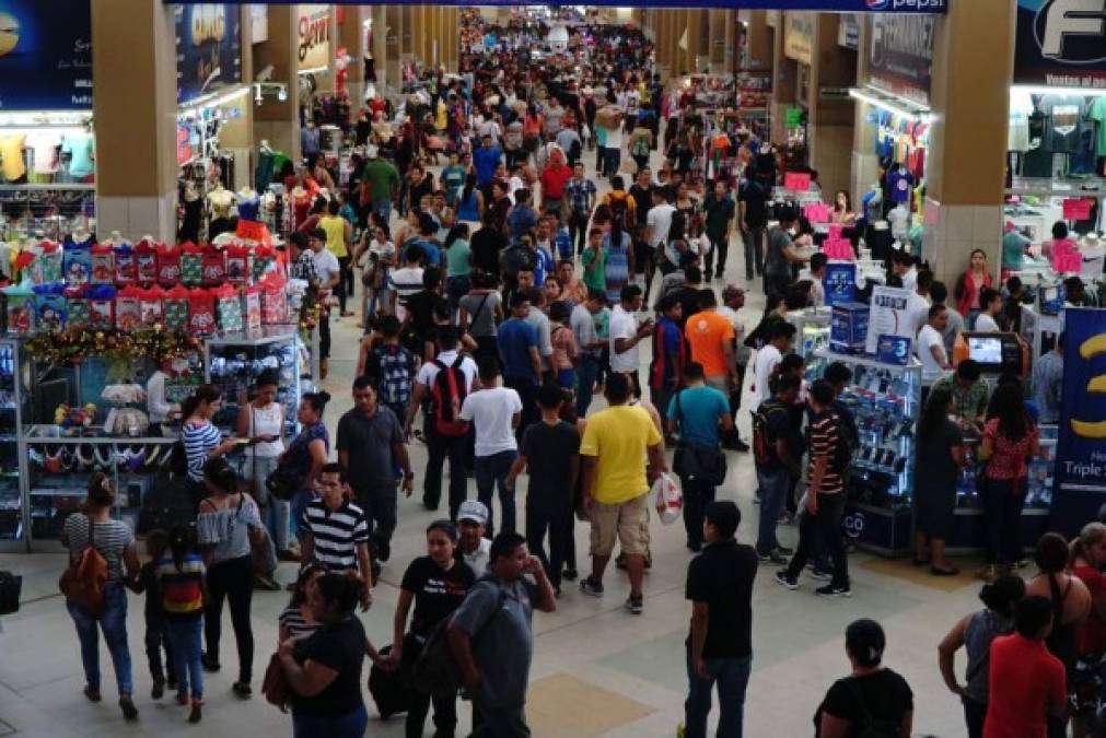 Cientos de hondureños llegaron desde temprano a la terminar de buses para salir de San Pedro Sula.