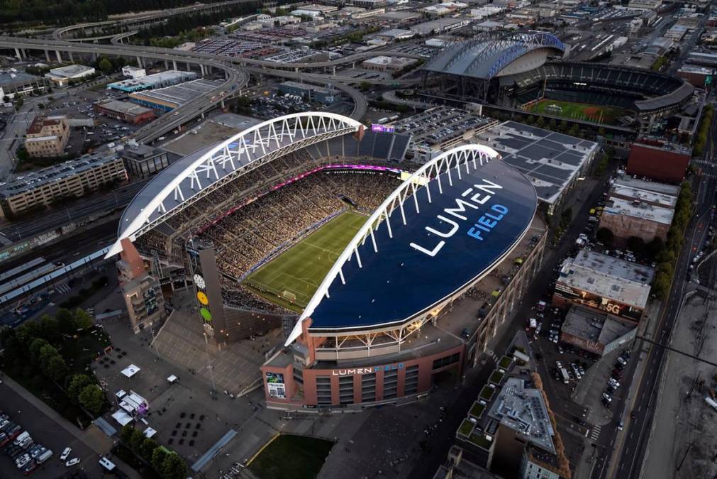 Lumen Field (Seattle) - Es un estadio multiuso que fue inaugurado en 2002 y reemplazo al antiguo Kingdome, demolido en el año 2000. Es el recinto de los Seattle Sounders de la MLS, de los Seattle Seahawks de la NFL y OL Reign de la National Women’s Soccer League. De 72.000 espectadores es su capacidad.