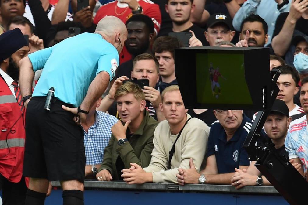 El árbitro Paul Tierney acudió al VAR para anular un gol del Arsenal cuando el marcador estaba 0-0 por una falta de Martin Odegaard sobre Christian Eriksen.