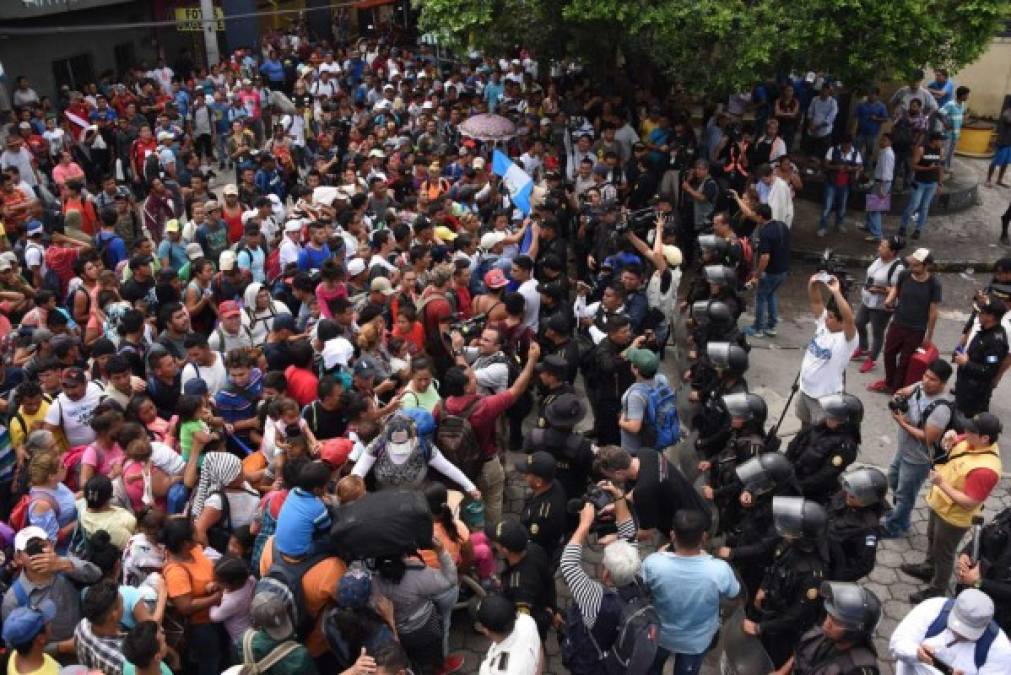 Antes de que las autoridades cedieran y dejaran pasar a la caravana, se vivieron momentos de tensión después de que el bloque de migrantes, coreando consignas de '¡Sí se puede!', se abalanzaron con mujeres y niños al frente contra una veintena de policías que formaban un cordón de seguridad. Foto AFP