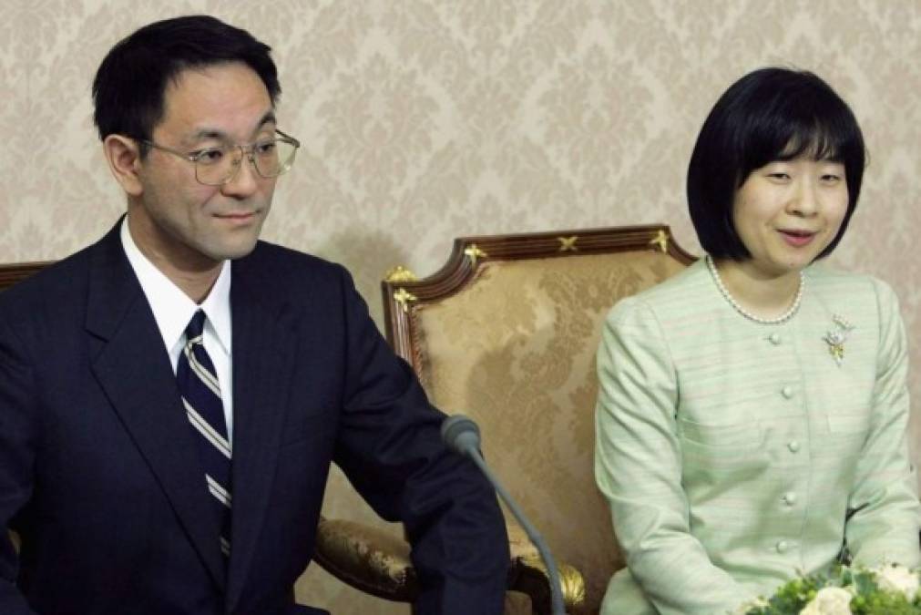 Princesa Sayako de Japón<br/><br/>Sayako, tía de la princesa Mako, renunció a sus derechos dinásticos en 2004, para casarse con un funcionario del gobierno llamado Yoshiki Kuroda.<br/><br/><br/><br/>