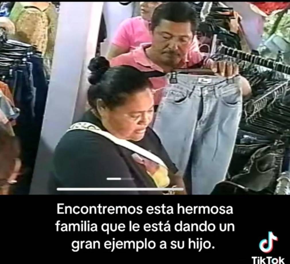 Y esta es una imagen de la pareja cuando tapaban la visibilidad de las vendedoras.