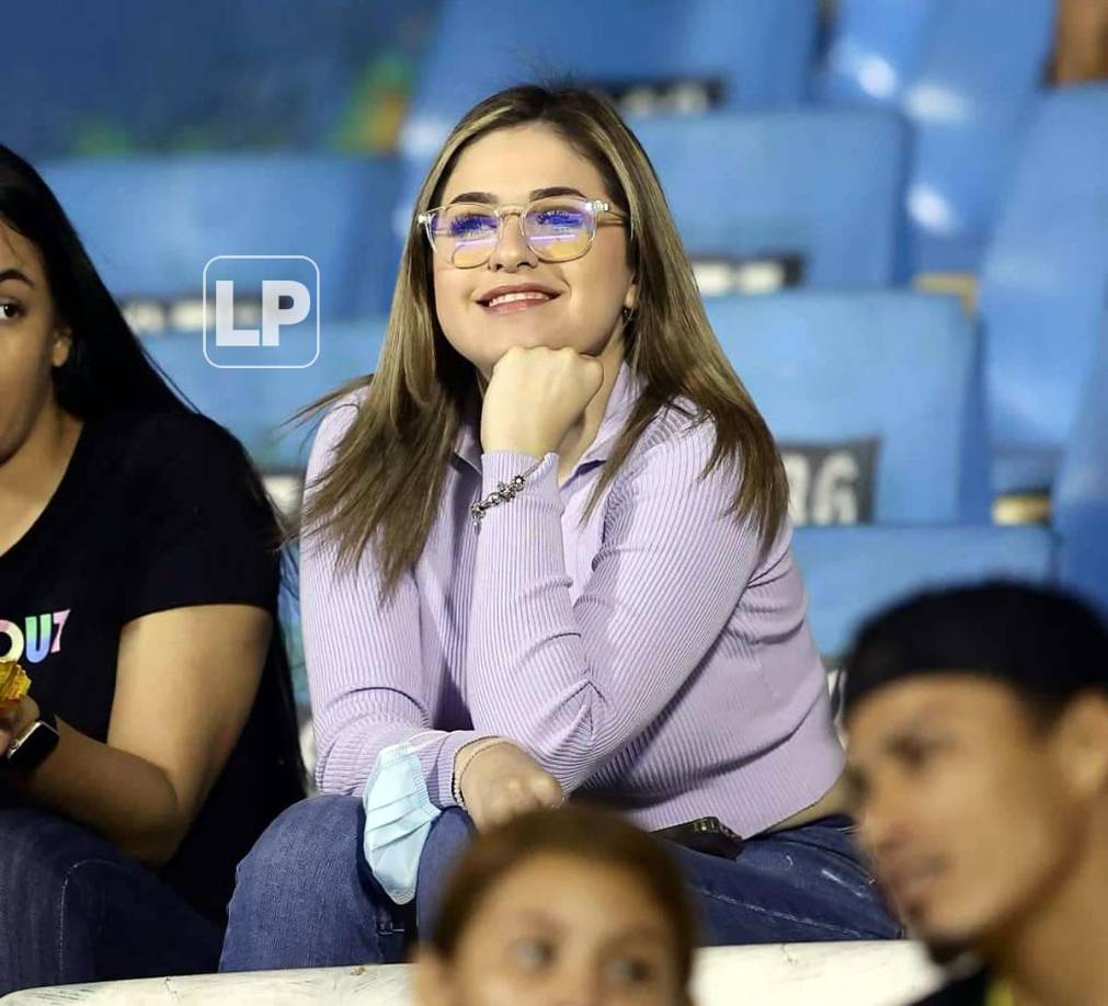 El estadio Morazán recibió a guapas aficionadas durante el Clásico Real España-Olimpia.