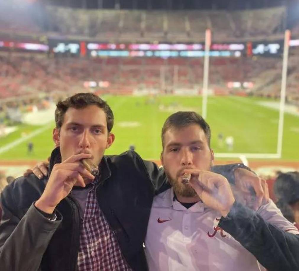 Sturgeon se graduó de la Universidad de Alabama en diciembre de 2020 y contaba con una licenciatura y una maestría en finanzas. “Era un chico muy bueno que venía de una muy buena familia”, dijo uno de sus ex compañeros a la CNN.