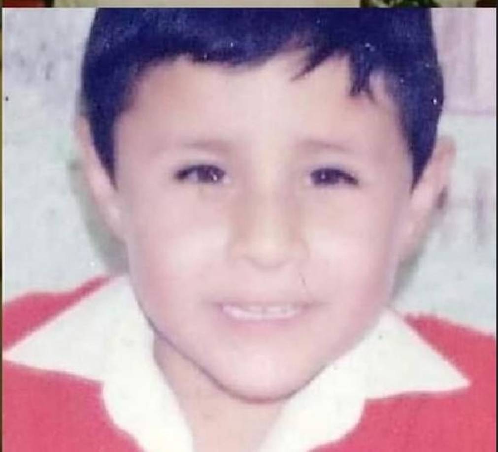 De acuerdo con lo señalado, sus actuales padres nunca han querido darle información sobre su origen por lo que decidió hacer uso de las redes sociales compartiendo unas fotografías de cuando era pequeño, además de señas particulares que pudieran aportar.