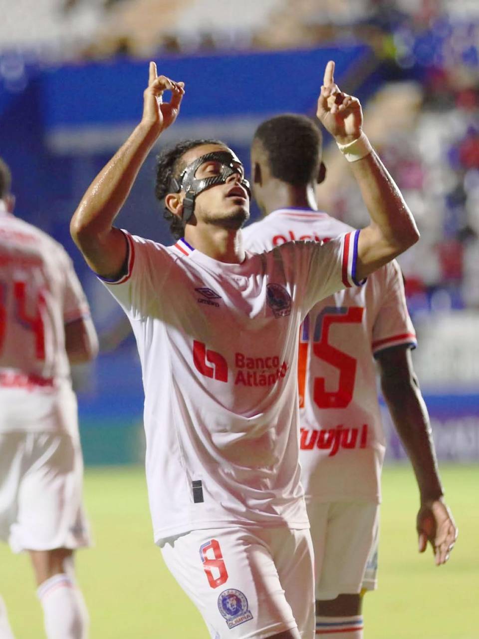 La celebración de Edwin Rodríguez tras su gol de penal ante Firpo.