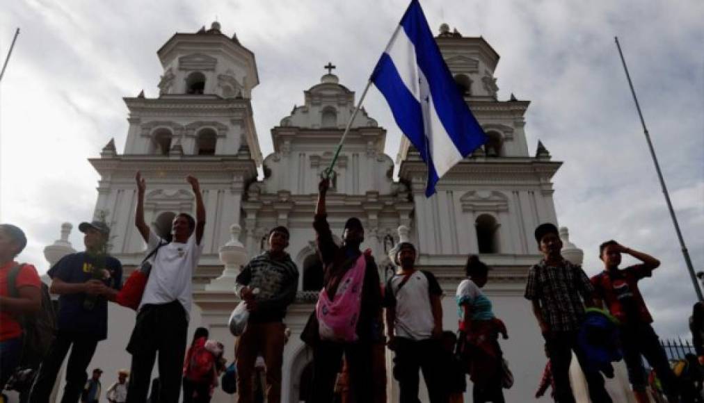 El presidente de Estados Unidos, Donald Trump, amenazó el martes con retirar 'de inmediato' los fondos de ayuda que su país proporciona a Honduras si la caravana hondureña de migrantes que salió el sábado no se detiene antes de llegar a territorio estadounidense.<br/><br/> <br/>'¡EEUU ha informado firmemente al presidente de Honduras (Juan Orlando Hernández) que si la gran Caravana de personas que se dirige a EEUU no se detiene y regresa a Honduras, no se dará más dinero ni ayuda a Honduras, con efecto inmediato!', advirtió Trump en su cuenta oficial de Twitter.<br/><br/>El vicepresidente de EEUU, Mike Pence, también se pronunció, dijo, 'EEUU no tolerará este flagrante desprecio por nuestra frontera'-.