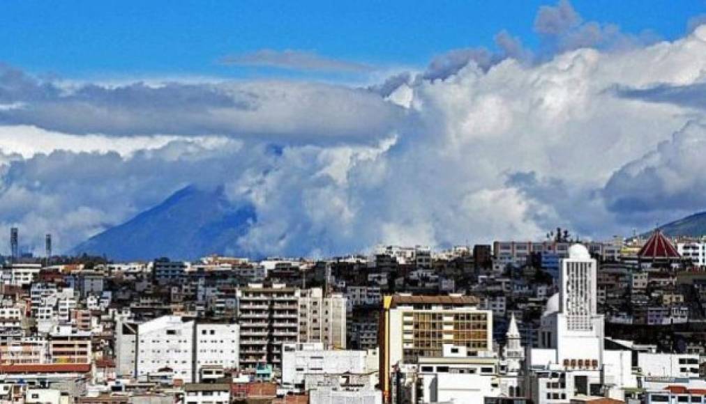 Tungurahua en Ecuador: Es un estratovolcán activo situado en la zona andina de Ecuador.