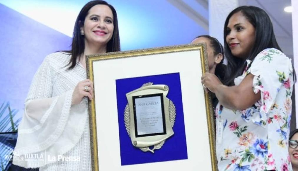 La primera dama de Honduras, Ana García de Hernández, recibió un reconocimiento tras su exposición.