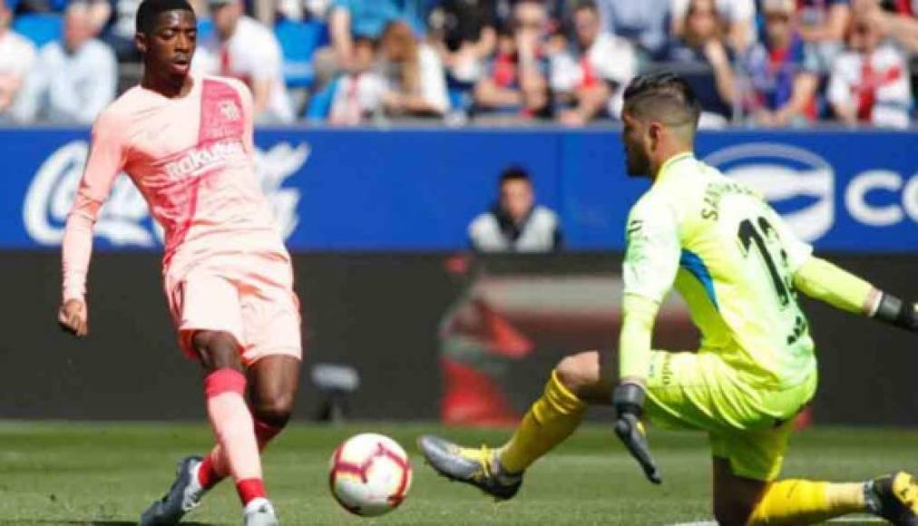 El portero Roberto Santamaría Ciprián del Huesca fue una de las figuras al impedir los goles a favor del Barcelona. En esta imagen detuvo un remate de Dembélé, quien fue titular.