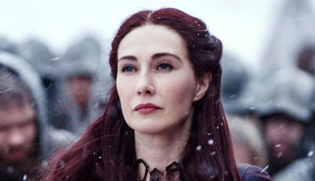 MELISANDRE<br/>La sacerdotisa roja ha jugado un gran papel en la serie. Fue la responsable de traer de regreso de la muerte a un asesinado Jon Snow y aunque la última vez que la vimos partía rumbo a Essos, prometió volver una vez más a Poniente, el lugar en el que, según le ha mostrado el Señor de la Luz, encontrará la muerte.