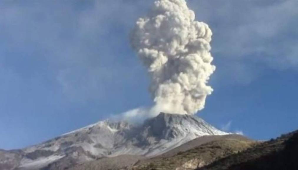 Ubinas en Perú: Es el volcán más activo del país, entre 2006-2009 registró su última actividad de explosiones moderadas y expulsiones de ceniza y humo.