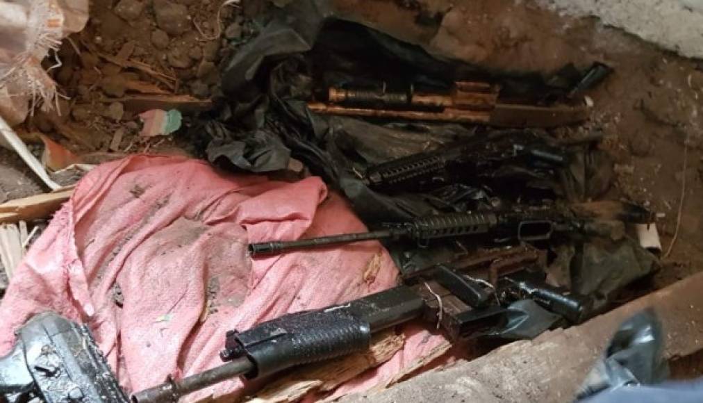Varias armas de grueso calibre fueron encontradas enterradas en la cocina de una pequeña casa en Cedros, Francisco Morazán.