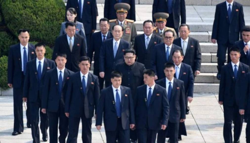 Cuando Kim está en marcha, los agentes realizan una formación diamante para proteger con sus cuerpos al líder norcoreano de cualquier amenaza.