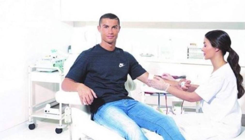 Cristiano Ronaldo prefiere no hacerse tatuajes porque elige estar listo para quien pueda necesitar ayuda, lo que rompe con ese mito de que es un jugador egoísta y que no se preocupa por el bienestar de los demás.