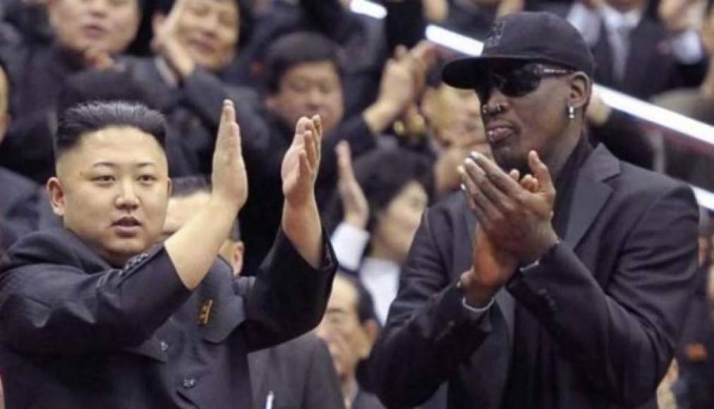 Rodman confesó como fue la primera vez que conoció al líder coreano Kim Jong un: '22,000 norcoreanos se pusieron de pie y comienzaron a aplaudir. Entonces saludo y alguien me dice: ‘No es para ti, eso es para él’ y señala a Kim Jong-un. Le pregunté ‘¿Quién es ese tipo?’ y me dijeron ‘ese es nuestro líder”, reveló.