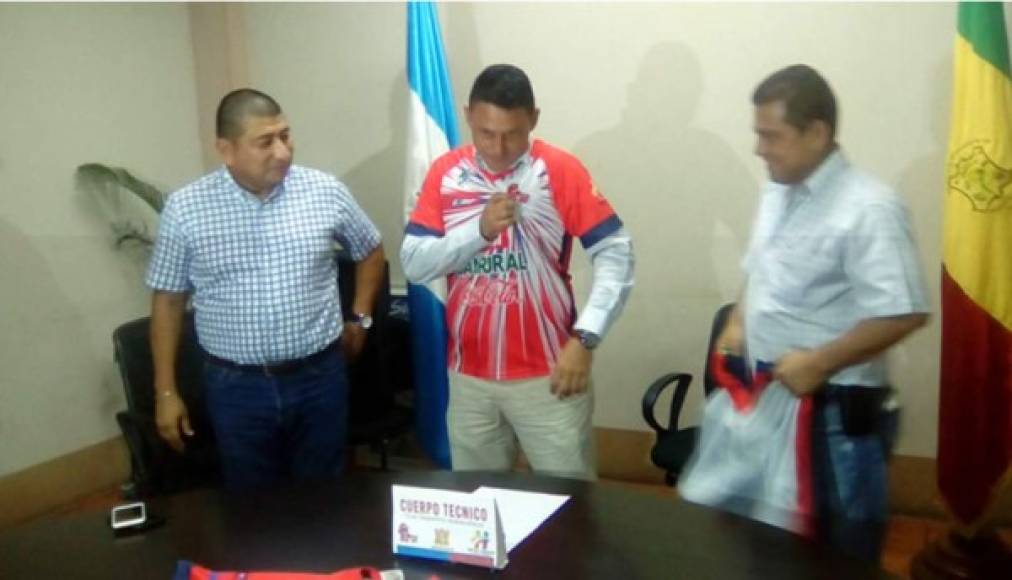 El entrenador hondureño Emilio Umanzor es el nuevo director técnico del Malacateco de Guatemala. Ya fue presentado.