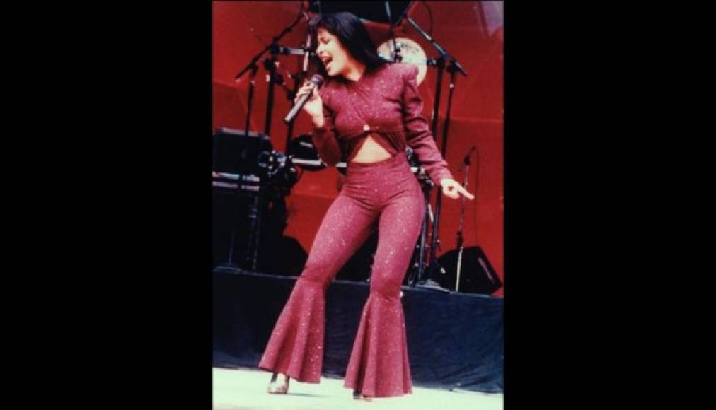 Selena diseñó este famoso enterizo en su color favorito, morado. Lo usó durante su último gran concierto en el Houston Astrodome el 26 de febrero de 1995.