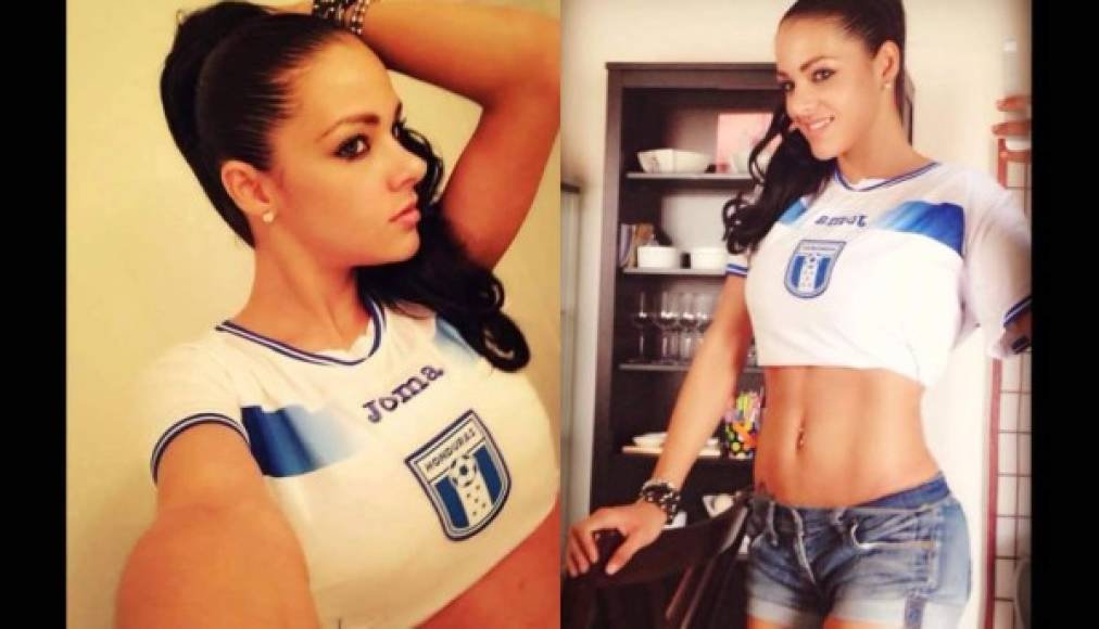 La hondureña le encanta tomarse selfies. En esta imagen posa con la camisa de la Selección Nacional de Honduras.