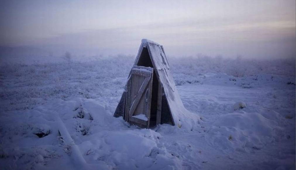 Los baños no funcionan por el frío ya que las tuberías se congelan, por lo que los siberianos han instalado pequeñas letrinas en las afueras de sus casas. //Foto Amos Chapple.