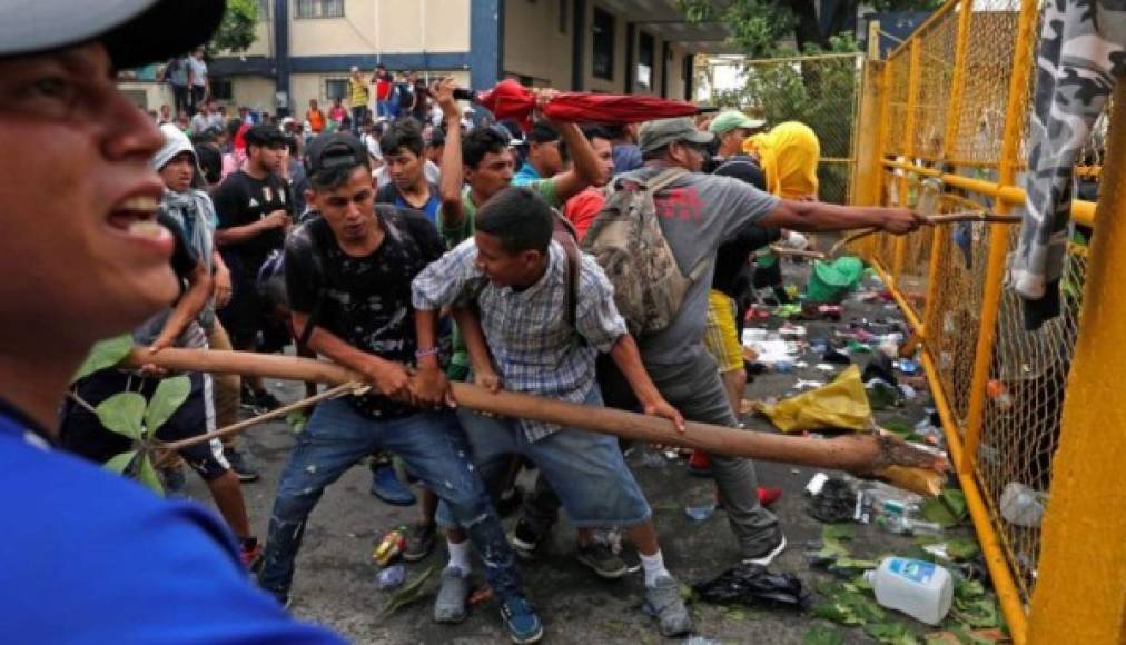 Los migrantes forzaron su entrada a territorio mexicano tras esperar por varios días que los dejaran pasar en la frontera de Tecún Umán.